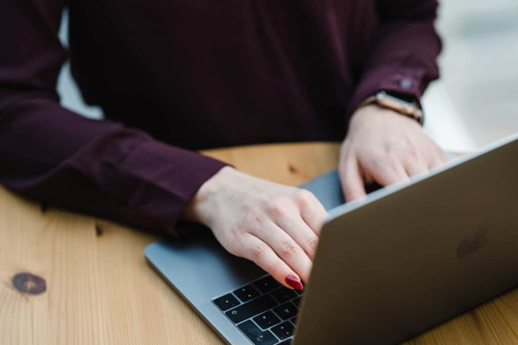 Mitarbeiterin arbeitet am Laptop