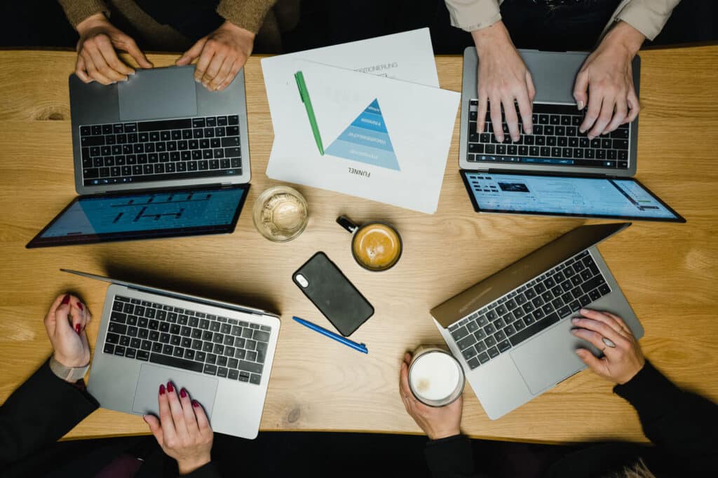 Schreibtisch mit Laptops