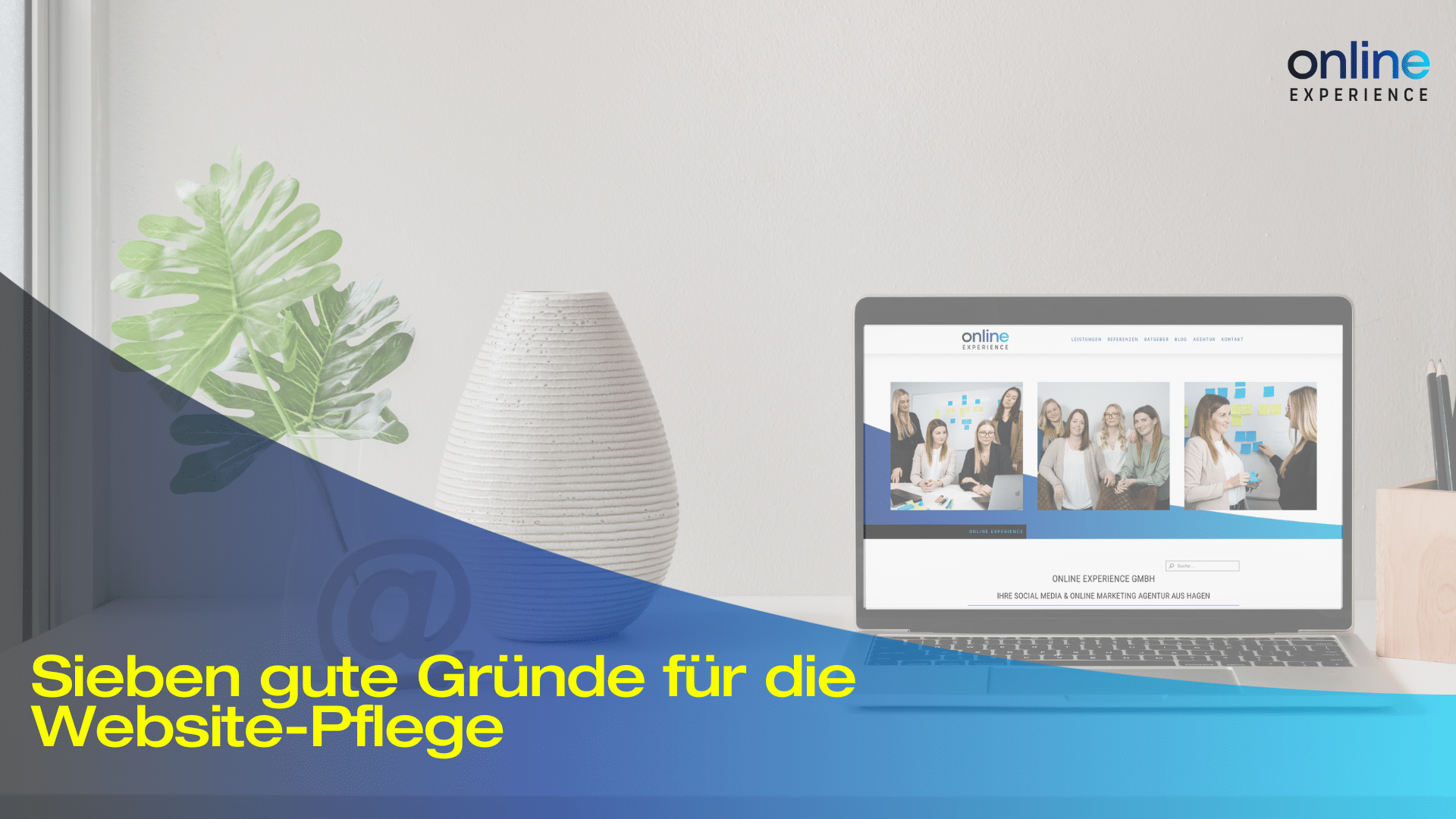 Ein Blogartikel-Titelbild von Online Experience zeigt einen Laptop der die Website von Online Experience zeigt