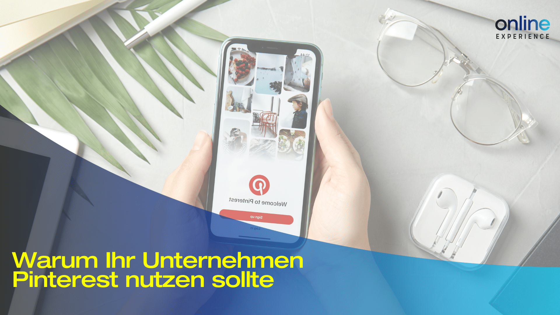 Ein Blogartikel-Titelbild von Online Experience zeigt ein Smartphone das die App Pinterest zeigt