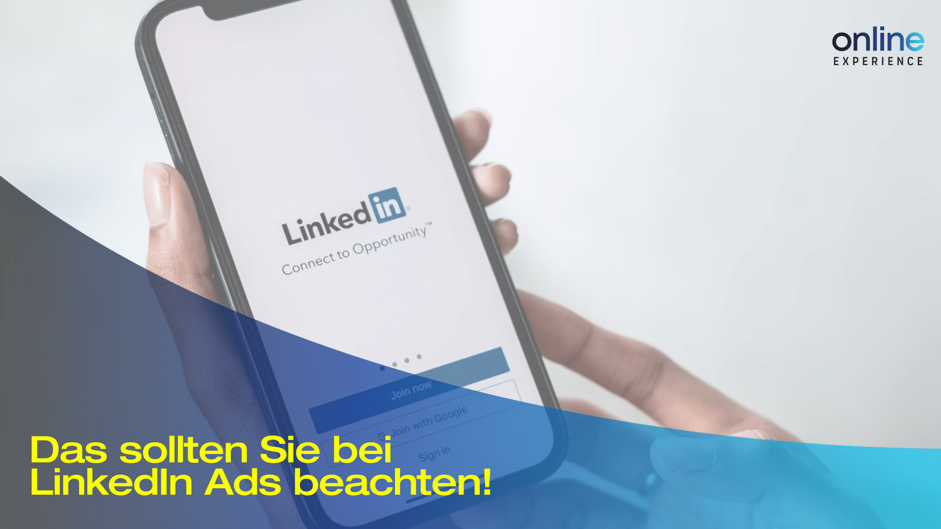 Ein Smartphone wird gehalten, das die LinkedIn-Startseite anzeigt, mit dem Text 'Das sollten Sie bei LinkedIn Ads beachten!'