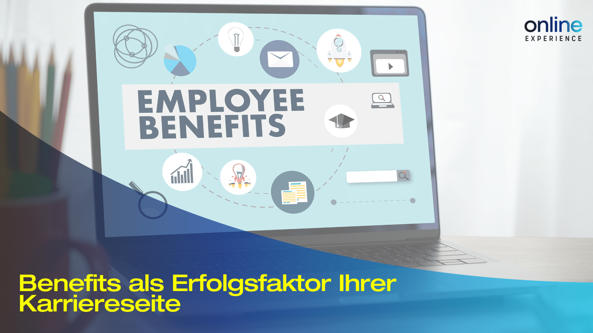 Laptop-Bildschirm zeigt Grafiken zu Mitarbeiter-Benefits mit dem Logo von Online Experience und dem Titel 'Benefits als Erfolgsfaktor Ihrer Karriereseite'