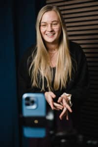 Lena Stein beim TikTok drehen