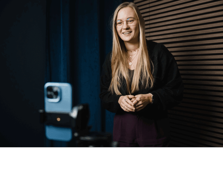 Mitarbeiterin dreht Video