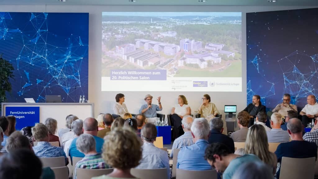 Marcel Colley auf dem Podium des 20. Politischen Salons der Fernuniversität Hagen